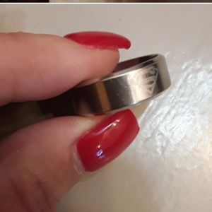 Silver Band bevele on the edges.